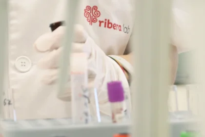 Ribera Lab integra en su red estos servicios, para ofrecer una atención continuada de calidad a todos los pacientes, tanto ambulantes como hospitalizados o de urgencias