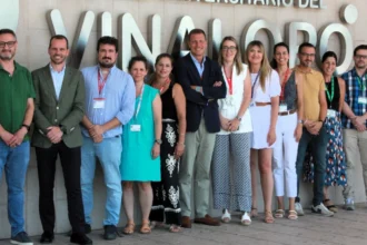 Ribera y los representantes sindicales del Departamento de Salud del Vinalopó firman por unanimidad el nuevo convenio colectivo