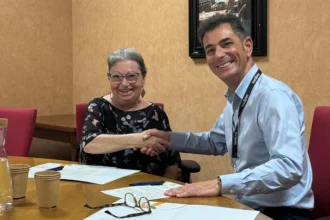 Firma del convenio entre Mercè Torrentallé y Daniel Marsol