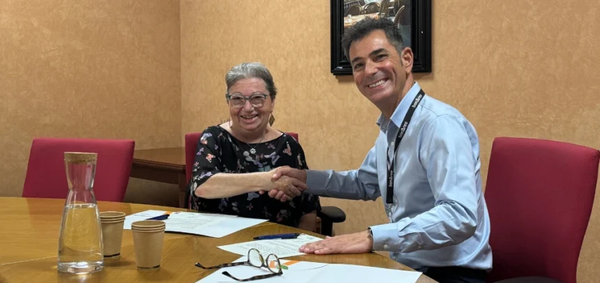 Firma del convenio entre Mercè Torrentallé y Daniel Marsol
