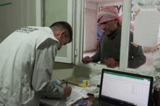 Farmamundi atendiendo a un ciudadano Sirio en sus instalaciones