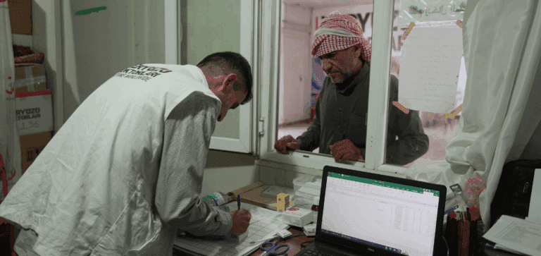 Farmamundi atendiendo a un ciudadano Sirio en sus instalaciones