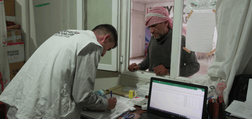 Farmamundi atendiendo a un ciudadano Sirio en sus instalaciones