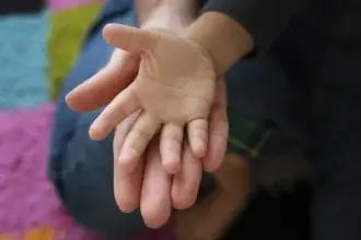 La protección de la infancia y adolescencia vulnerable, en peligro según la ONG Educo - Imagen de Stock (Freepik.es)