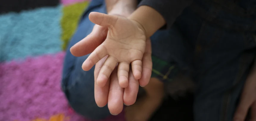 La protección de la infancia y adolescencia vulnerable, en peligro según la ONG Educo - Imagen de Stock (Freepik.es)