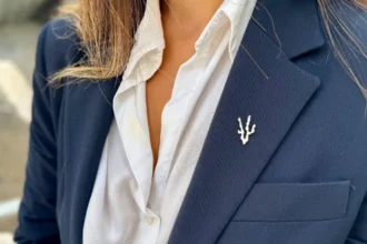 En colaboración con la firma tinerfeña Hissia, el resort presenta un accesorio único para sus empleados que encarna sus valores de pertenencia y respeto por el entorno - Imagen cedida por Royal Hideaway Corales Resort