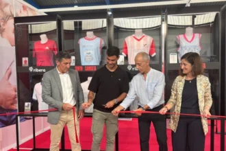 Inauguración de la exposición de camisetas por parte de los ponentes
