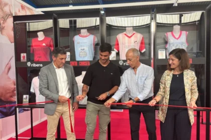 Inauguración de la exposición de camisetas por parte de los ponentes