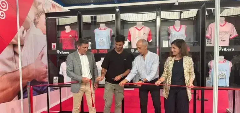 Inauguración de la exposición de camisetas por parte de los ponentes