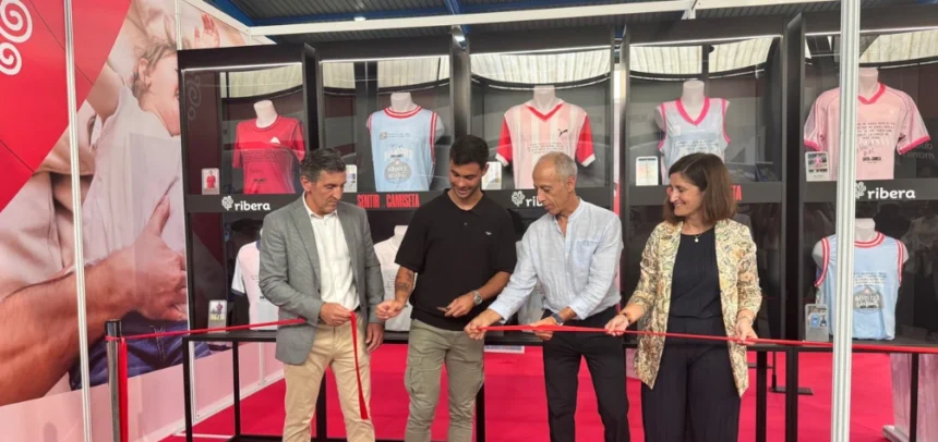 Inauguración de la exposición de camisetas por parte de los ponentes