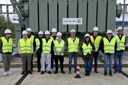 Alumnos junto al transformador de i-De de Villímar