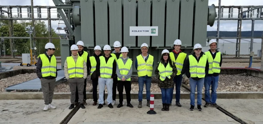 Alumnos junto al transformador de i-De de Villímar