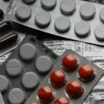 Además de fomentar el autocuidado e informar al paciente sobre la importancia de la adherencia, el farmacéutico ofrece diversos Servicios Farmacéuticos, como el de Dispensación y el de Adherencia Terapéutica
