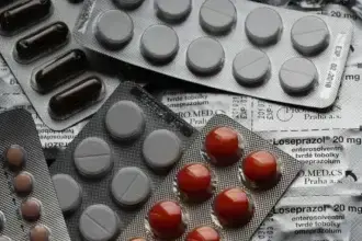 Además de fomentar el autocuidado e informar al paciente sobre la importancia de la adherencia, el farmacéutico ofrece diversos Servicios Farmacéuticos, como el de Dispensación y el de Adherencia Terapéutica