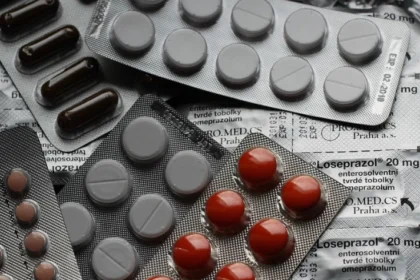 Además de fomentar el autocuidado e informar al paciente sobre la importancia de la adherencia, el farmacéutico ofrece diversos Servicios Farmacéuticos, como el de Dispensación y el de Adherencia Terapéutica