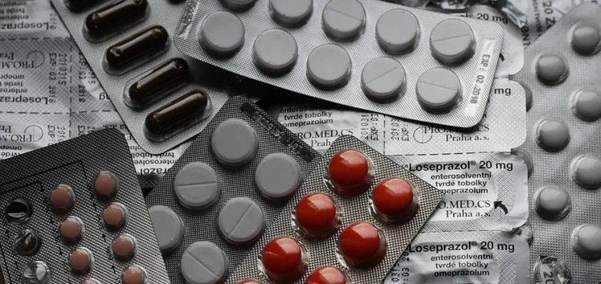 Además de fomentar el autocuidado e informar al paciente sobre la importancia de la adherencia, el farmacéutico ofrece diversos Servicios Farmacéuticos, como el de Dispensación y el de Adherencia Terapéutica
