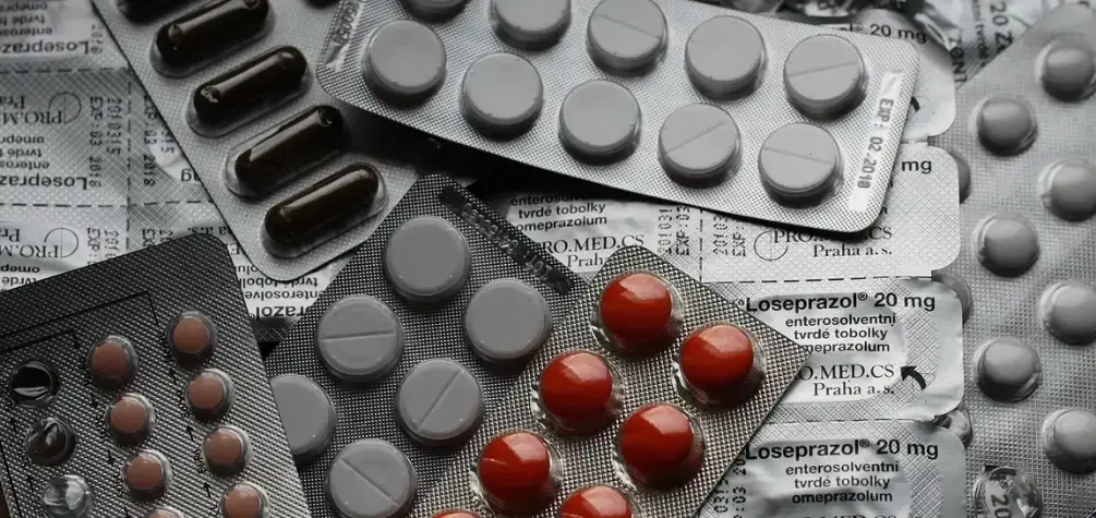 Además de fomentar el autocuidado e informar al paciente sobre la importancia de la adherencia, el farmacéutico ofrece diversos Servicios Farmacéuticos, como el de Dispensación y el de Adherencia Terapéutica