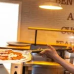 Atika ha encontrado trabajo de cocinera en el restaurante Ginos de Toledo a través de Incorpora.© Ismael Serrano. Fundación "la Caixa"