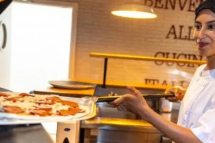 Atika ha encontrado trabajo de cocinera en el restaurante Ginos de Toledo a través de Incorpora.© Ismael Serrano. Fundación "la Caixa"