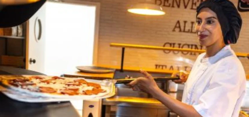 Atika ha encontrado trabajo de cocinera en el restaurante Ginos de Toledo a través de Incorpora.© Ismael Serrano. Fundación "la Caixa"
