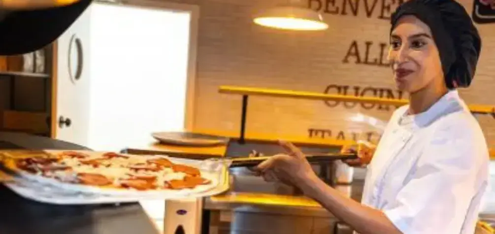 Atika ha encontrado trabajo de cocinera en el restaurante Ginos de Toledo a través de Incorpora.© Ismael Serrano. Fundación "la Caixa"