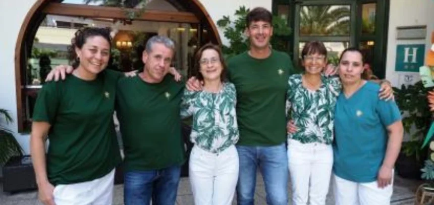 De izda. a dcha., algunos empleados del Hotel Bell Repòs: Lorena Loggia, Ferran Colls, Susanna Bartomeu, Juan Camelio, Flora Parés y Saida Benhmed.© David Campos. Fundación "la Caixa"