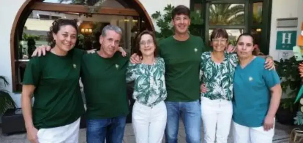De izda. a dcha., algunos empleados del Hotel Bell Repòs: Lorena Loggia, Ferran Colls, Susanna Bartomeu, Juan Camelio, Flora Parés y Saida Benhmed.© David Campos. Fundación "la Caixa"