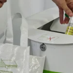Ciudadana reciclando sus medicamentos en un Punto SIGRE
