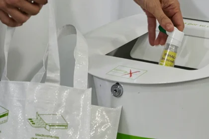 Ciudadana reciclando sus medicamentos en un Punto SIGRE