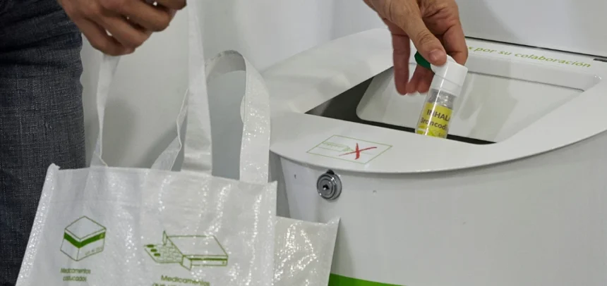Ciudadana reciclando sus medicamentos en un Punto SIGRE