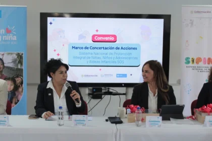 Firma del convenio entre los y las representantes de SIPINNA y Aldeas Infantiles SOS