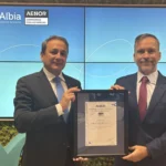 Daniel Palacios, Director General de Grupo Albia, y Rafael García Meiro, CEO de AENOR, durante la entrega de la certificación - Imagen cedida por Albia
