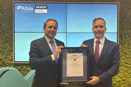 Daniel Palacios, Director General de Grupo Albia, y Rafael García Meiro, CEO de AENOR, durante la entrega de la certificación - Imagen cedida por Albia