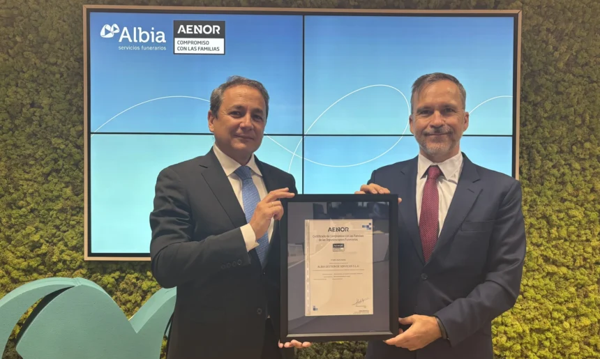 Daniel Palacios, Director General de Grupo Albia, y Rafael García Meiro, CEO de AENOR, durante la entrega de la certificación - Imagen cedida por Albia
