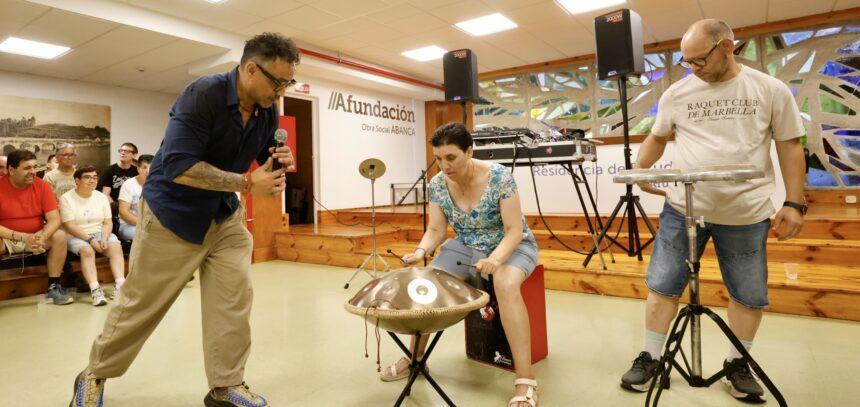 Pedro Campos crea un momento divertido y lleno de alegría utilizando la percusión - Afundación