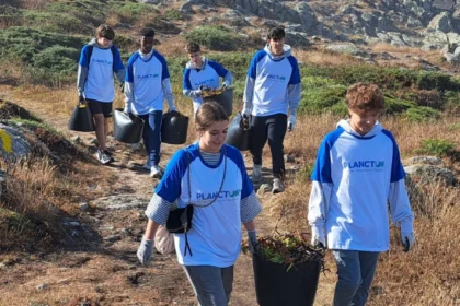 Estudiantes y profesorado de la UIE retiran cuatro toneladas y media de uña de gato del entorno del Faro de Corrubedo
