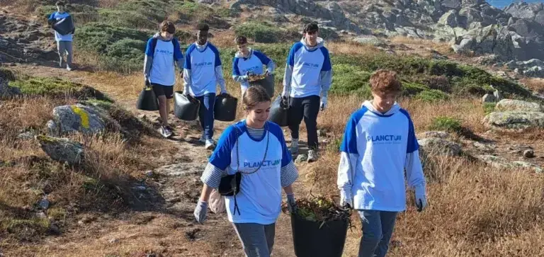 Estudiantes y profesorado de la UIE retiran cuatro toneladas y media de uña de gato del entorno del Faro de Corrubedo