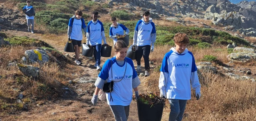 Estudiantes y profesorado de la UIE retiran cuatro toneladas y media de uña de gato del entorno del Faro de Corrubedo