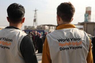 Personal humanitario de World Vision International en una misión de ayuda a los afectados por un desastre natural