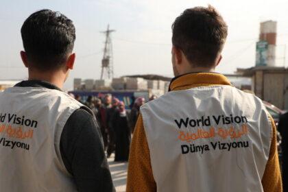 Personal humanitario de World Vision International en una misión de ayuda a los afectados por un desastre natural