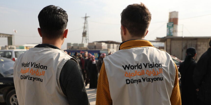 Personal humanitario de World Vision International en una misión de ayuda a los afectados por un desastre natural
