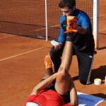 Un fisioterapeuta de Ribera IMSKE atiende a un deportista en torneo internacional de tenis - Grupo Ribera