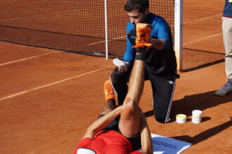 Un fisioterapeuta de Ribera IMSKE atiende a un deportista en torneo internacional de tenis - Grupo Ribera