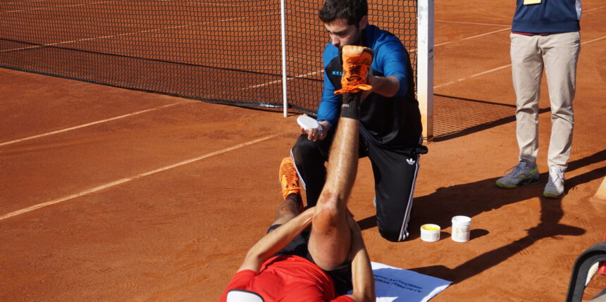 Un fisioterapeuta de Ribera IMSKE atiende a un deportista en torneo internacional de tenis - Grupo Ribera