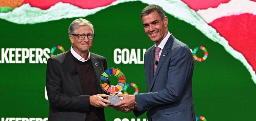 El presidente del Gobierno, Pedro Sánchez, recibe el Premio Global Goalkeeper 2025, de manos del presidente de la Fundación Gates, Bill Gates, en un evento en Nueva York, el 23 de septiembre. / Borja Puig de la Bellacasa (Pool Moncloa)