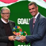 El presidente del Gobierno, Pedro Sánchez, recibe el Premio Global Goalkeeper 2025, de manos del presidente de la Fundación Gates, Bill Gates, en un evento en Nueva York, el 23 de septiembre. / Borja Puig de la Bellacasa (Pool Moncloa)
