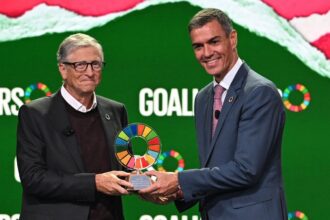 El presidente del Gobierno, Pedro Sánchez, recibe el Premio Global Goalkeeper 2025, de manos del presidente de la Fundación Gates, Bill Gates, en un evento en Nueva York, el 23 de septiembre. / Borja Puig de la Bellacasa (Pool Moncloa)