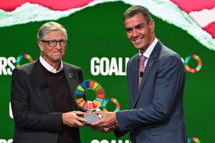 El presidente del Gobierno, Pedro Sánchez, recibe el Premio Global Goalkeeper 2025, de manos del presidente de la Fundación Gates, Bill Gates, en un evento en Nueva York, el 23 de septiembre. / Borja Puig de la Bellacasa (Pool Moncloa)