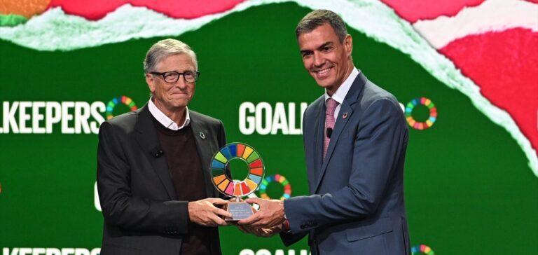 El presidente del Gobierno, Pedro Sánchez, recibe el Premio Global Goalkeeper 2025, de manos del presidente de la Fundación Gates, Bill Gates, en un evento en Nueva York, el 23 de septiembre. / Borja Puig de la Bellacasa (Pool Moncloa)