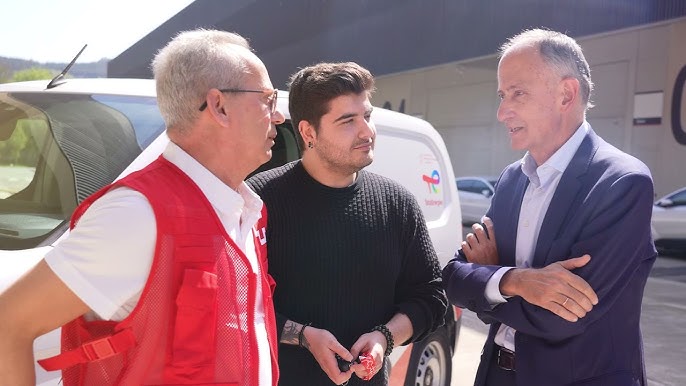 Entrega del vehículo eléctrico a Cruz Roja del País Vasco - TotalEnergies